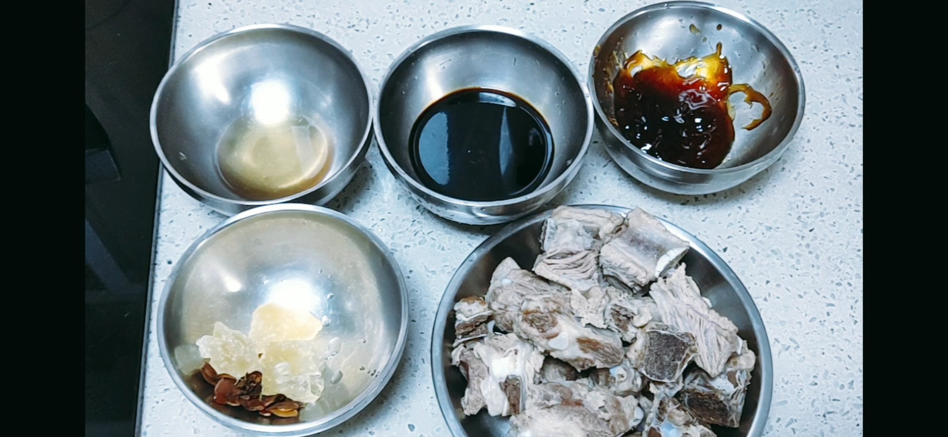 油亮亮的紅燒排骨的做法-咸鮮味燒菜譜