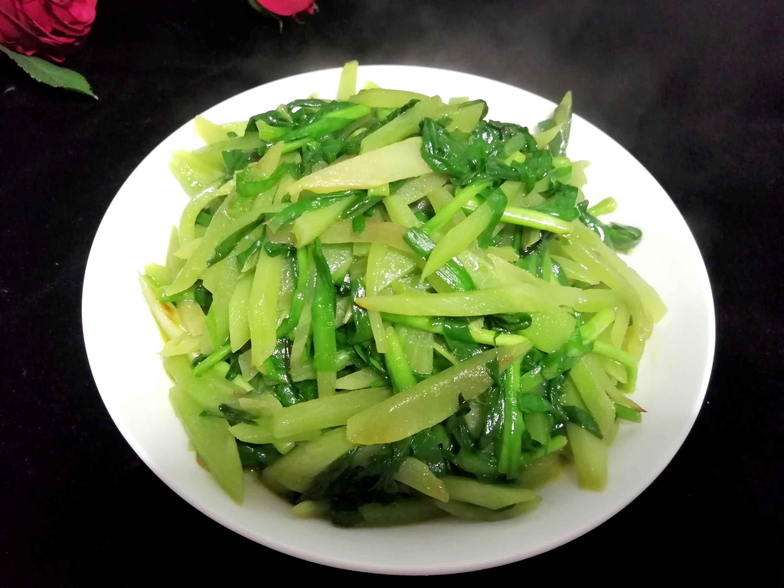 萵苣炒韭菜的做法-家常味炒菜譜