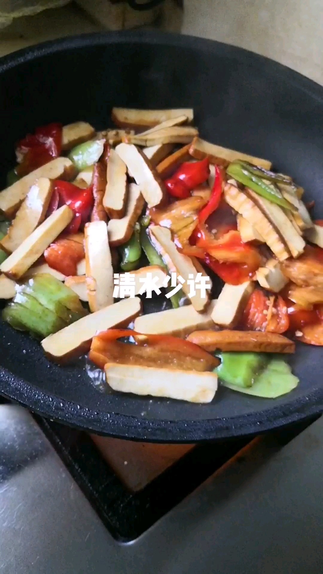 尖椒豆腐干的做法-家常味炒菜譜-易網(wǎng)健康養(yǎng)生網(wǎng) 尖椒豆腐干的做法-家常味炒菜譜