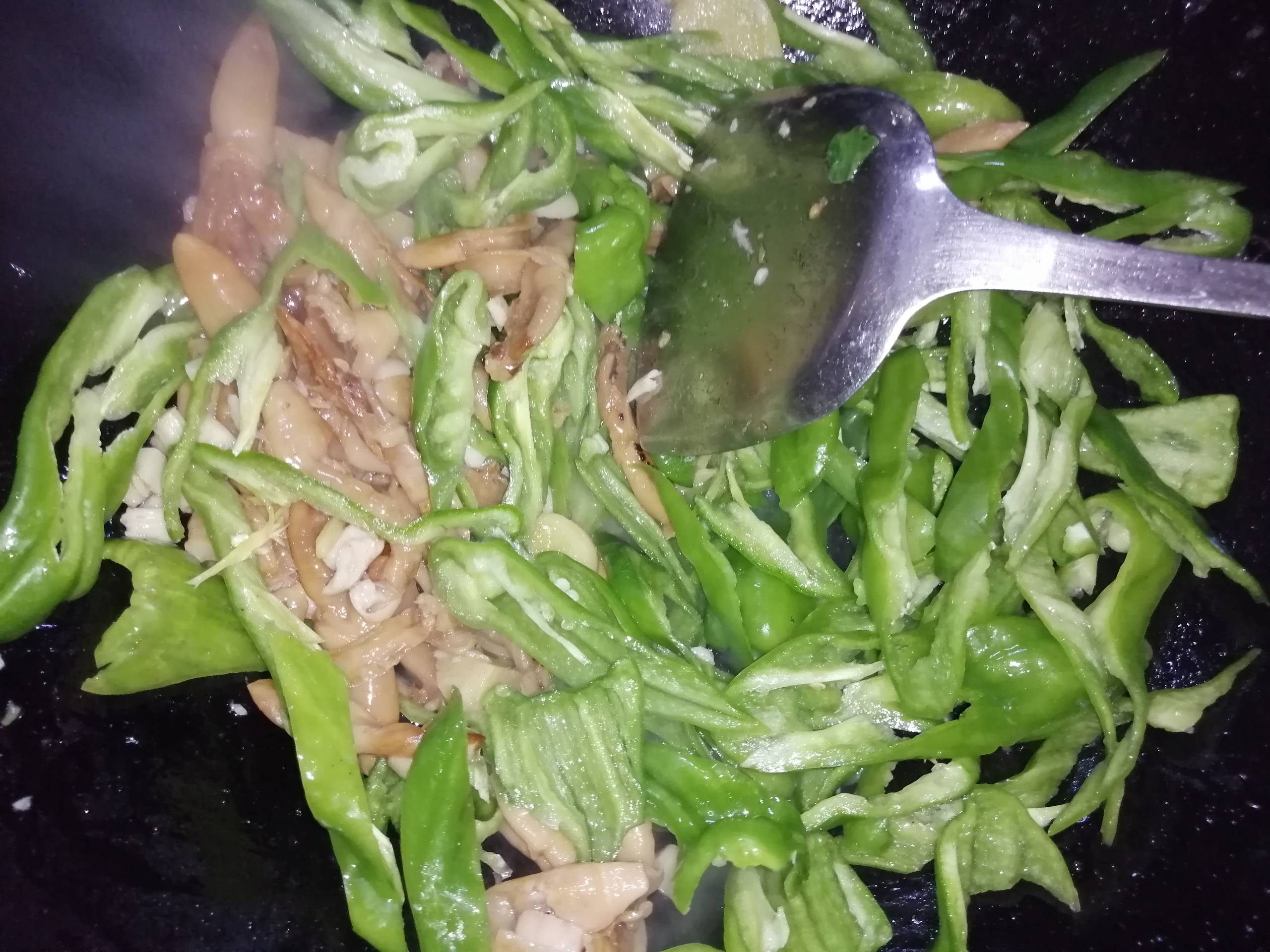 青椒爆炒蜆子干的做法-咸鮮味炒菜譜