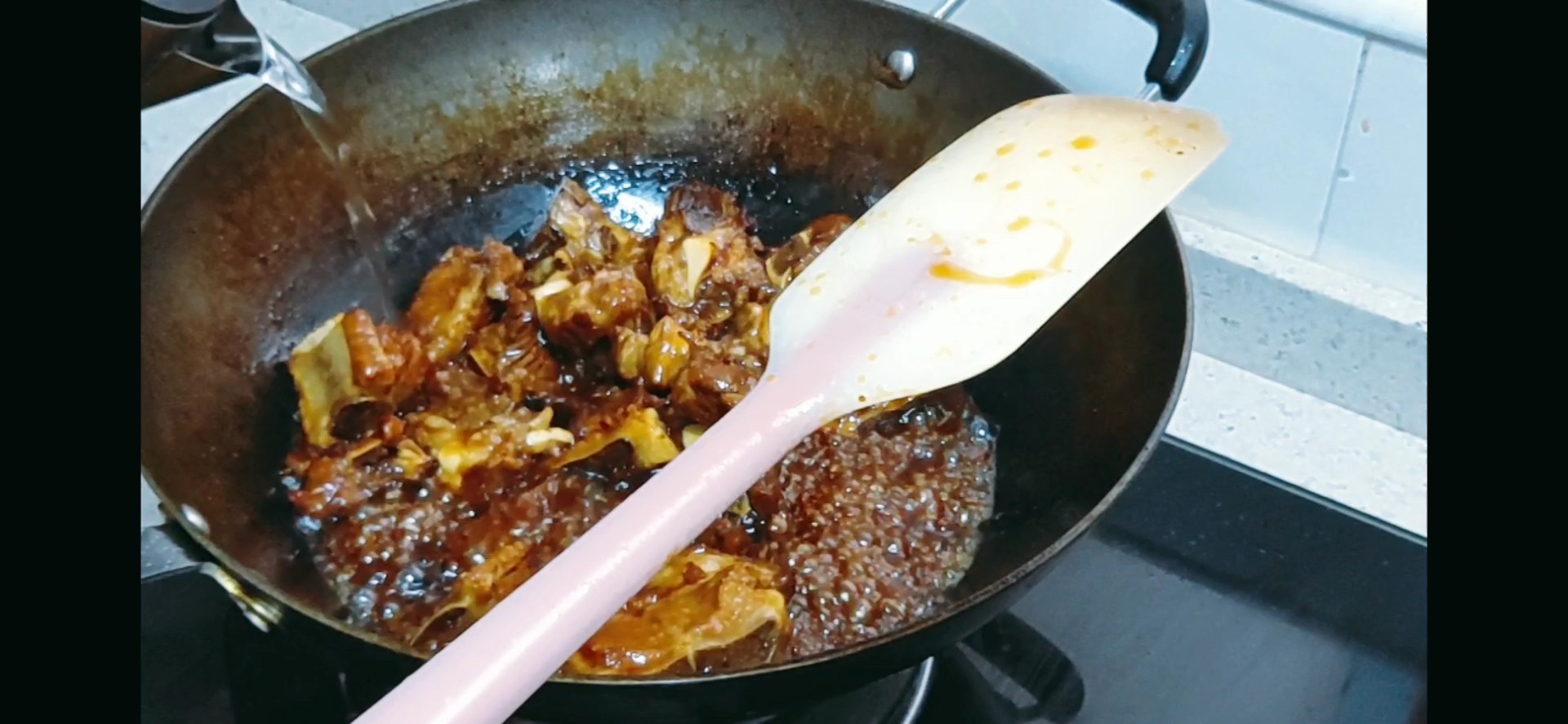 油亮亮的紅燒排骨的做法-咸鮮味燒菜譜