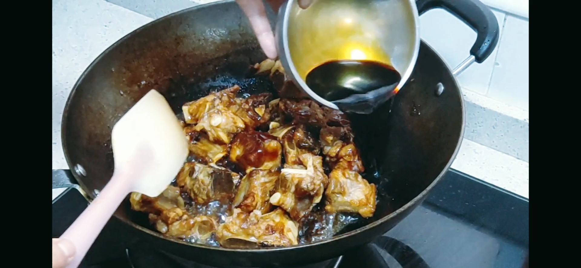 油亮亮的紅燒排骨的做法-咸鮮味燒菜譜