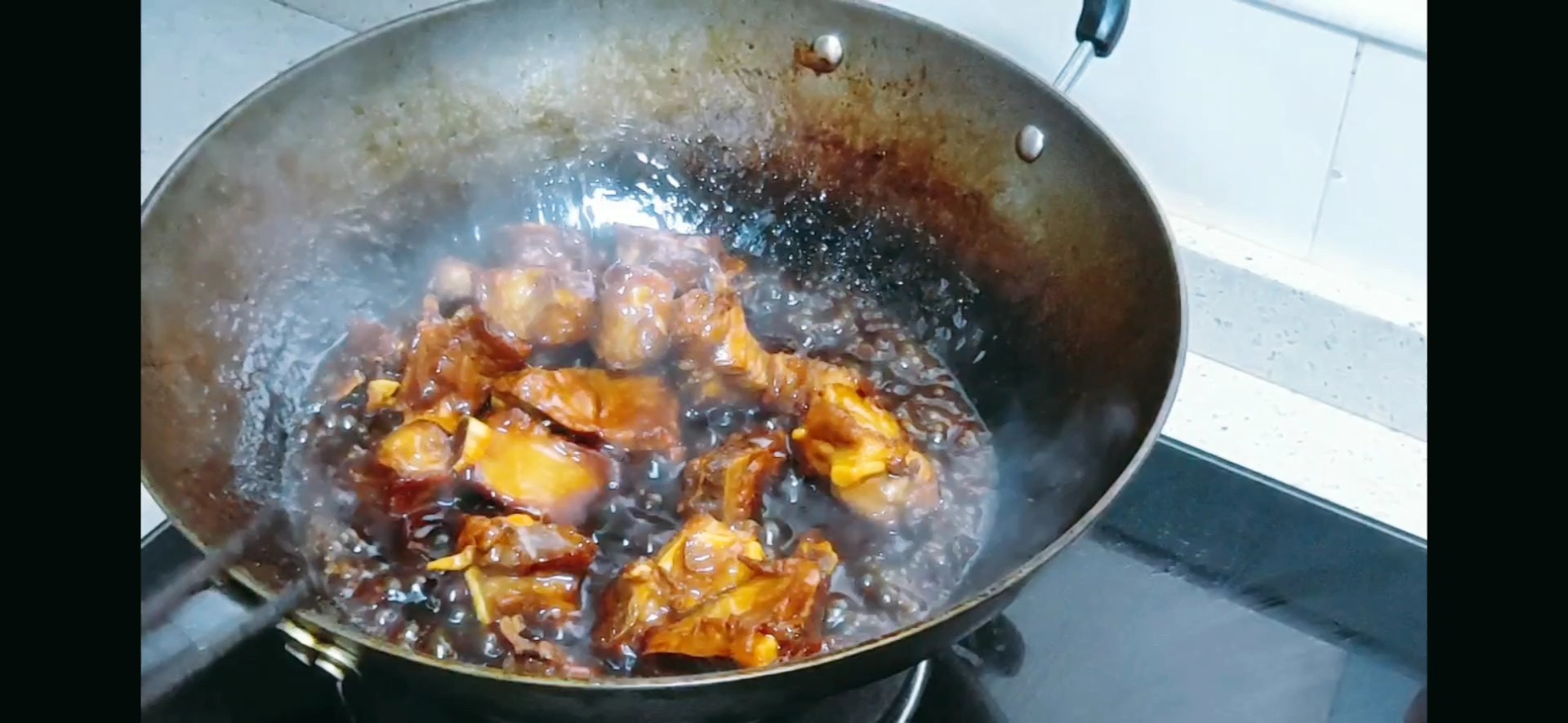 油亮亮的紅燒排骨的做法-咸鮮味燒菜譜