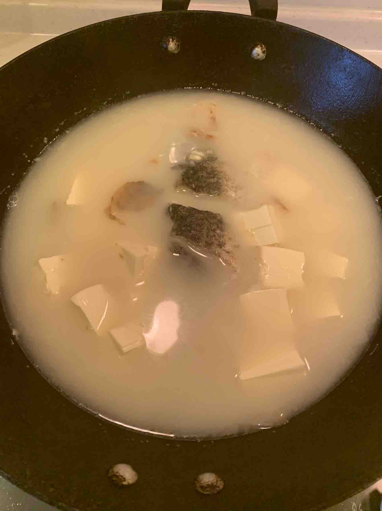 奶白鯽魚豆腐湯的做法-咸鮮味煮菜譜
