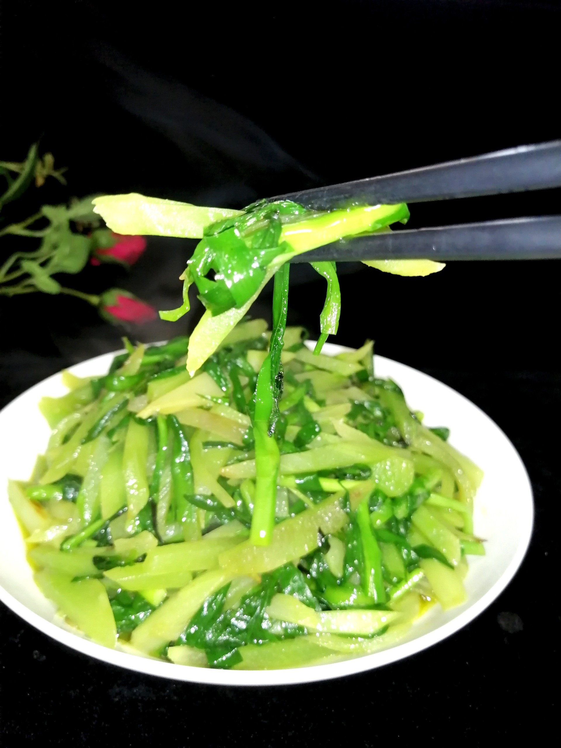 萵苣炒韭菜的做法-家常味炒菜譜