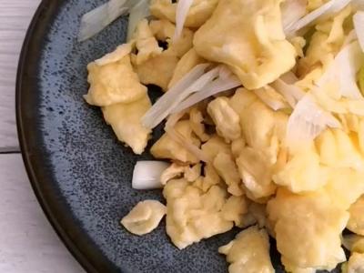 大蔥炒雞蛋的做法-家常味炒菜譜