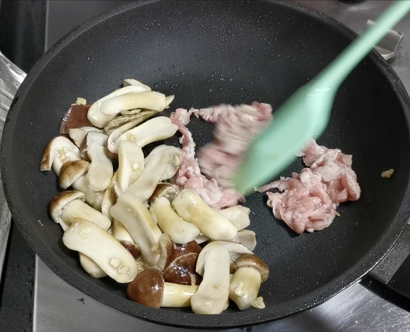 姬松茸炒肉的做法-家常味炒菜譜