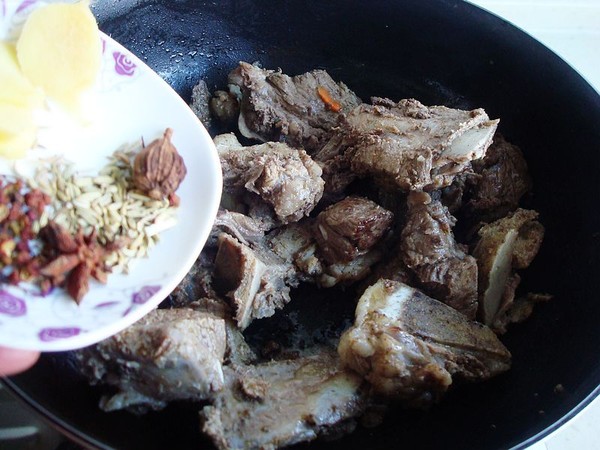 胡蘿卜燉牛排骨的做法-家常味燉菜譜