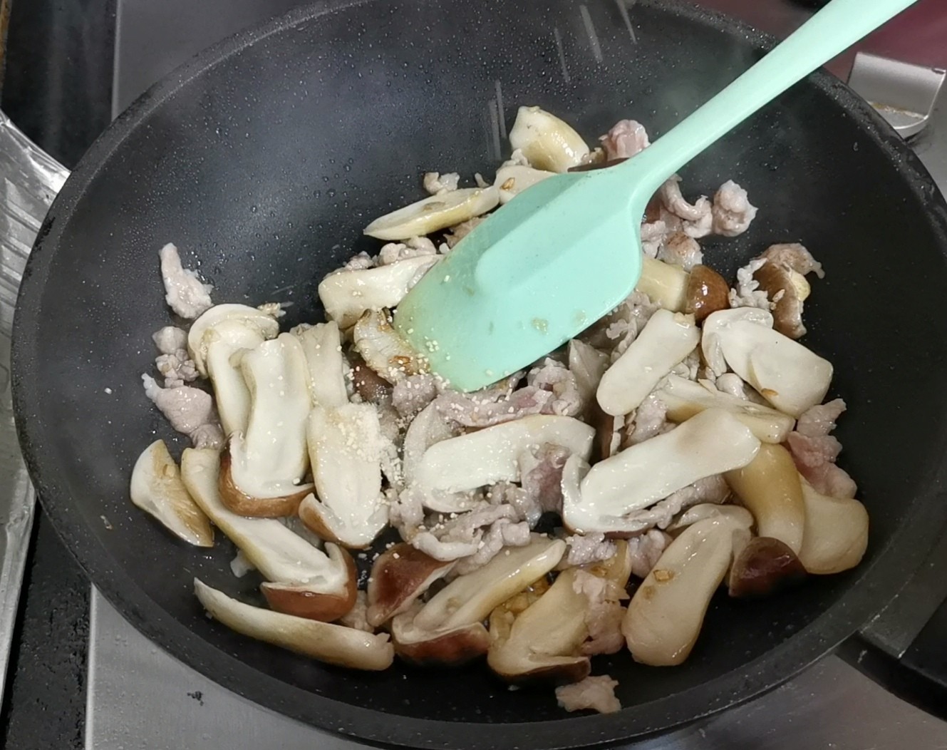 姬松茸炒肉的做法-家常味炒菜譜