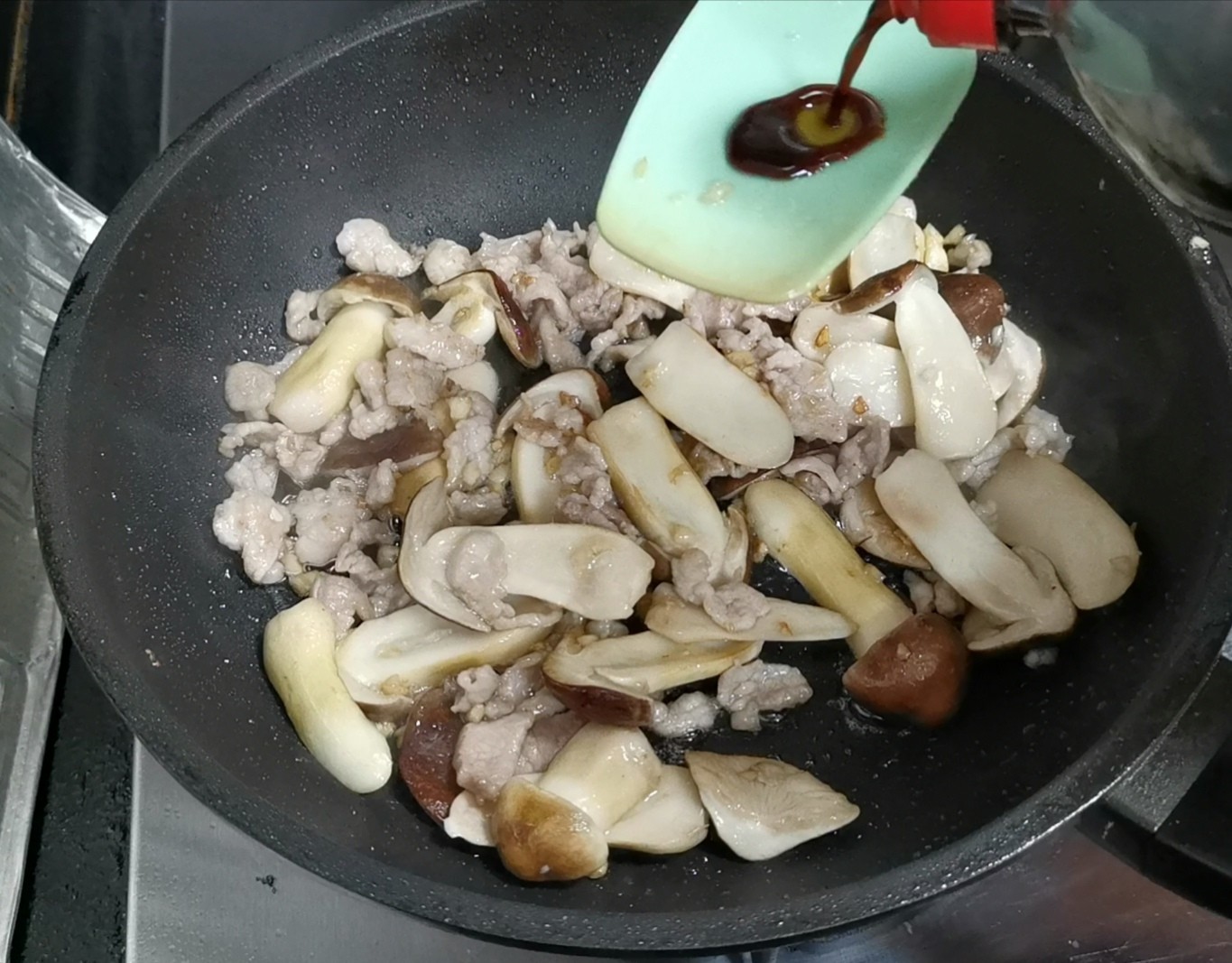 姬松茸炒肉的做法-家常味炒菜譜