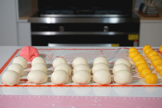 胖嘟嘟的小豬奶黃包的做法-甜味蒸菜譜