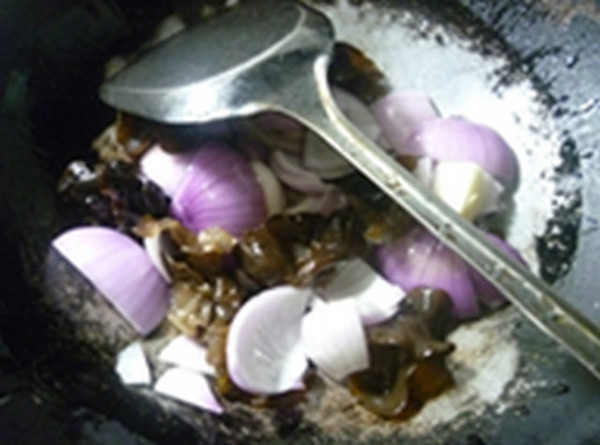 黑木耳洋蔥炒荷葉蛋的做法-家常味炒菜譜