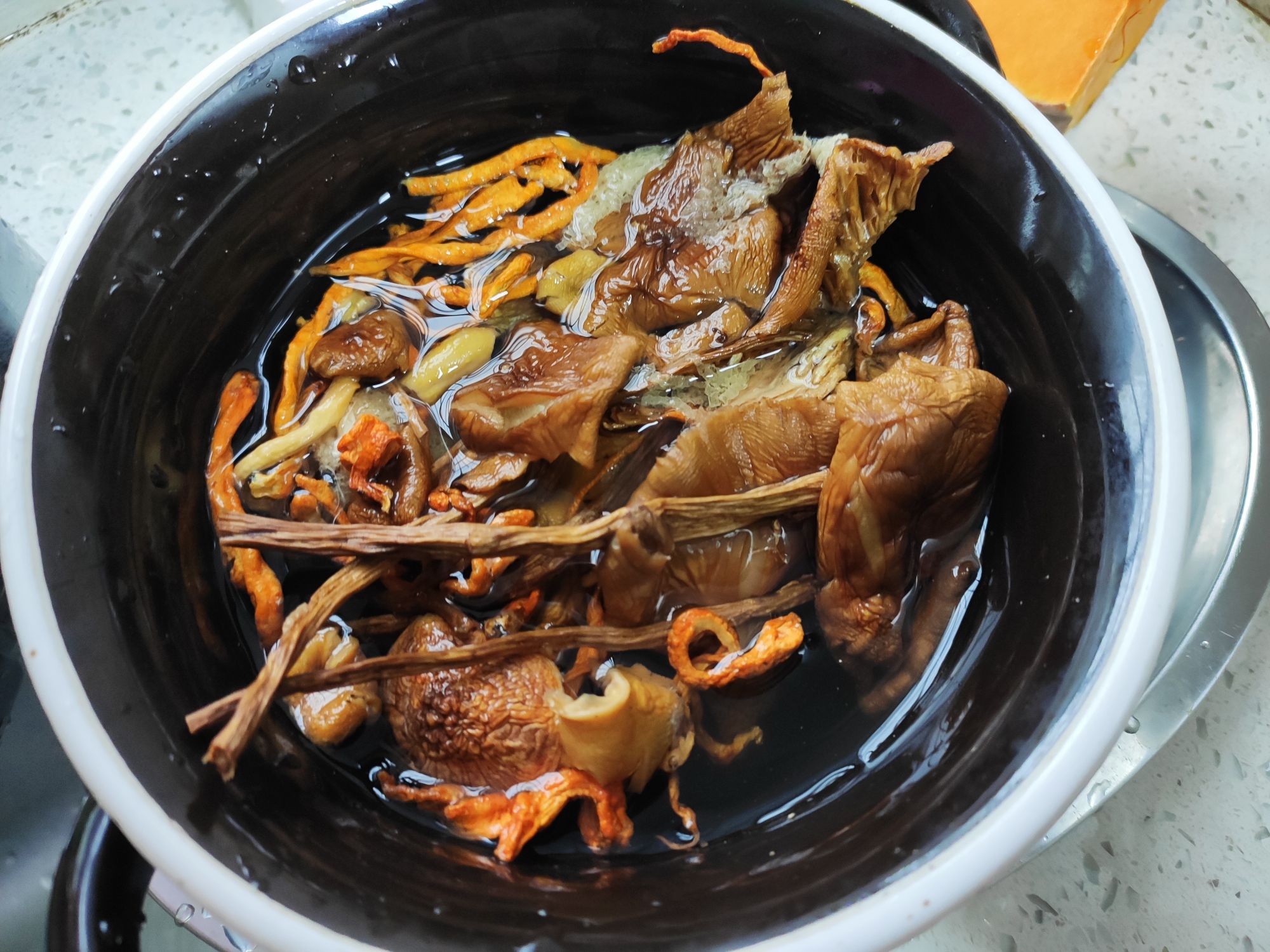 滋補菌菇雞湯，營養又美味！的做法-家常味燉菜譜