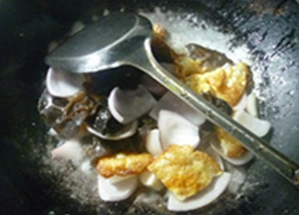 黑木耳洋蔥炒荷葉蛋的做法-家常味炒菜譜