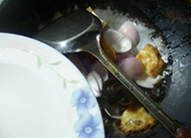 黑木耳洋蔥炒荷葉蛋的做法-家常味炒菜譜