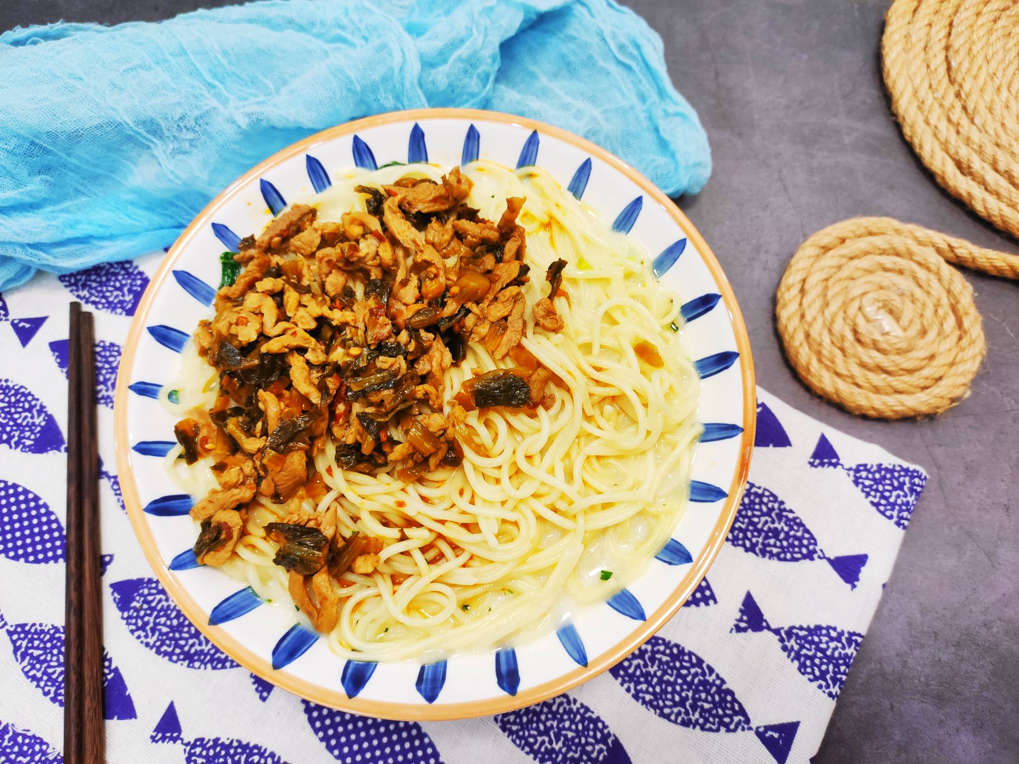 酸菜肉絲面的做法-家常味煮菜譜