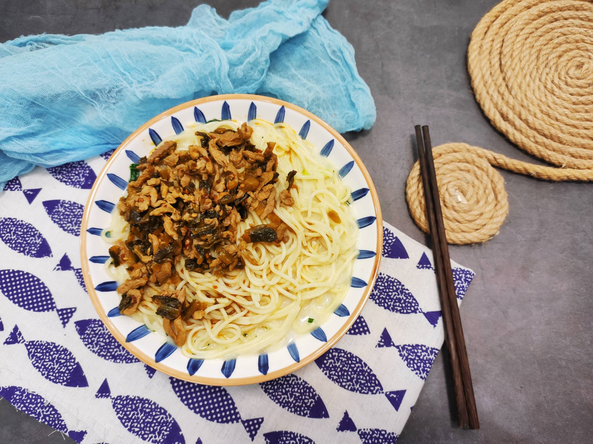 酸菜肉絲面的做法-家常味煮菜譜