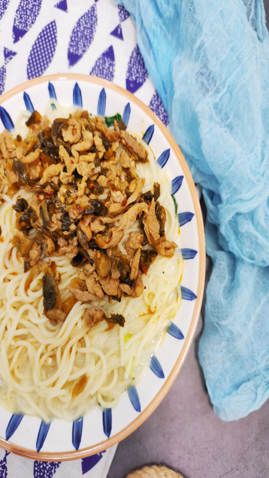 酸菜肉絲面的做法-家常味煮菜譜