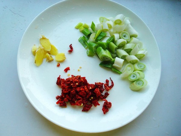 辣椒醬燒魚的做法-家常味燒菜譜