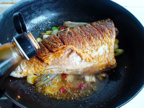 辣椒醬燒魚的做法-家常味燒菜譜