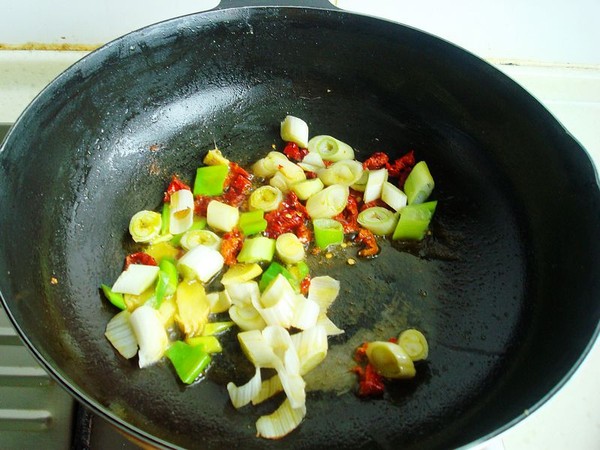 辣椒醬燒魚的做法-家常味燒菜譜