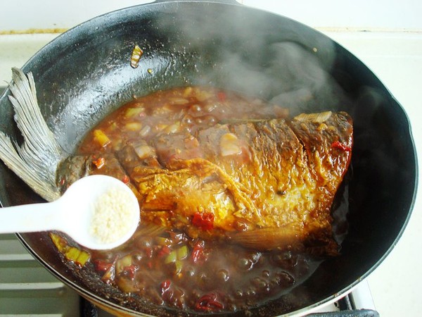 辣椒醬燒魚的做法-家常味燒菜譜