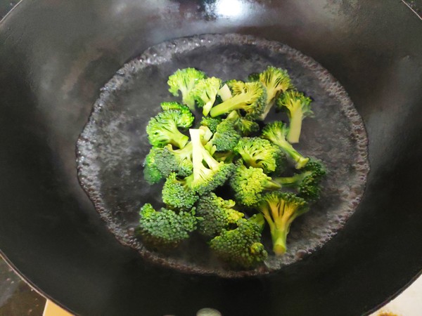 西蘭花面條魚的做法-家常味煮菜譜-易網健康養生網 西蘭花面條魚的做法-家常味煮菜譜