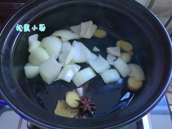 雞翅燜鍋的做法-家常味燜菜譜