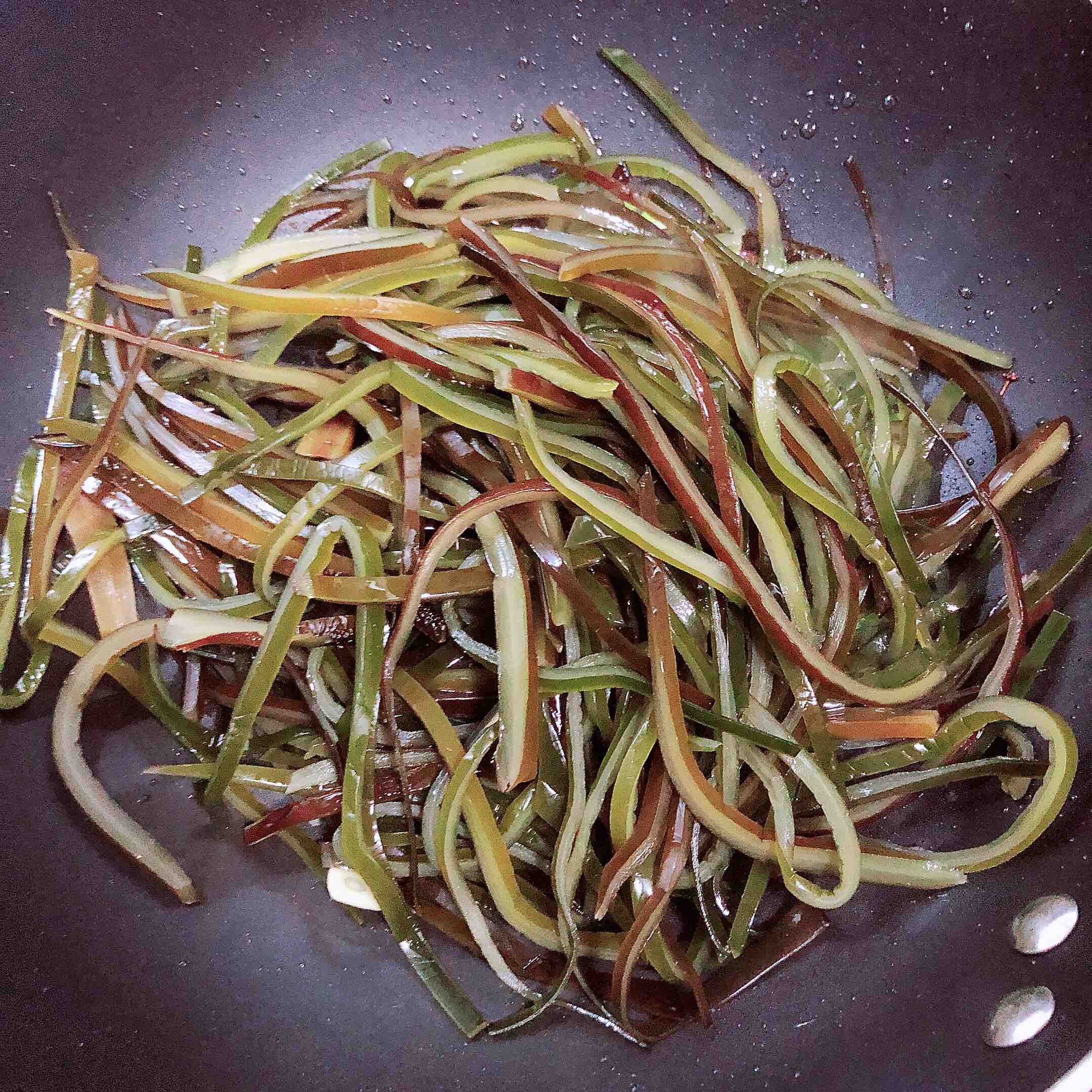 豬油香辣海帶絲的做法-咸鮮味炒菜譜