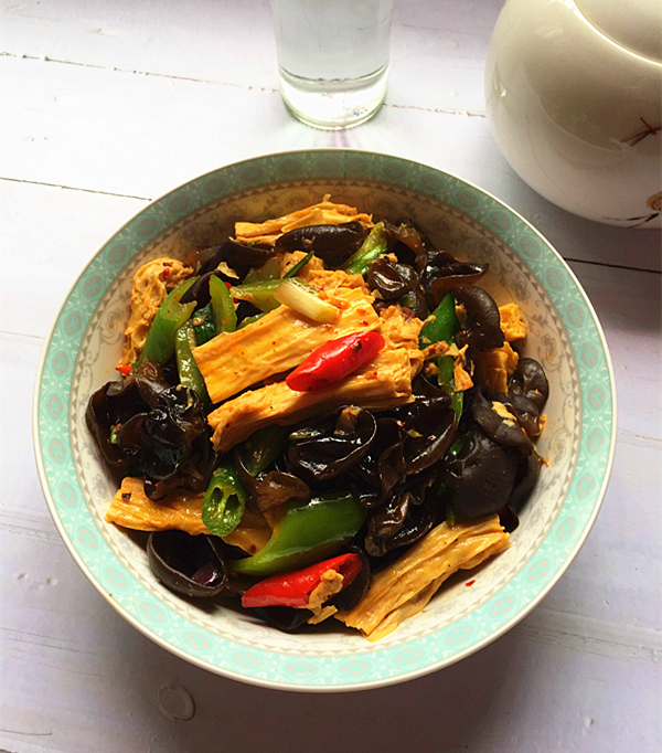黑木耳炒腐竹的做法-香辣味炒菜譜