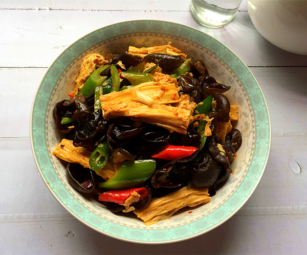 黑木耳炒腐竹的做法-香辣味炒菜譜