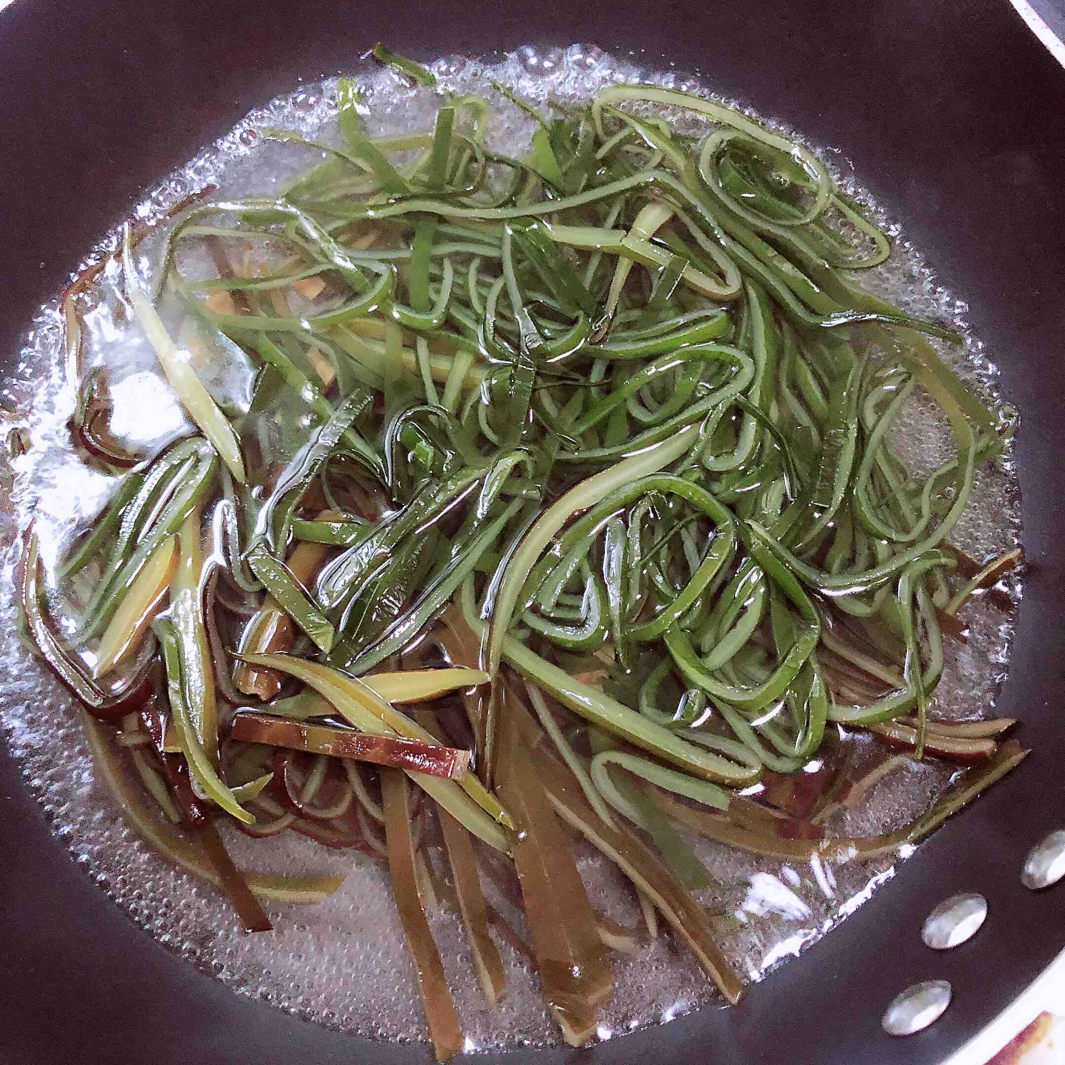 豬油香辣海帶絲的做法-咸鮮味炒菜譜