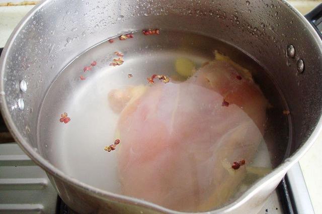 蒜泥雞絲的做法-麻辣味拌菜譜-易網<a href=http://www.gyfww.com/ target=_blank class=infotextkey>健康養生</a>網 蒜泥雞絲的做法-麻辣味拌菜譜