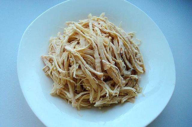 蒜泥雞絲的做法-麻辣味拌菜譜-易網健康養生網 蒜泥雞絲的做法-麻辣味拌菜譜