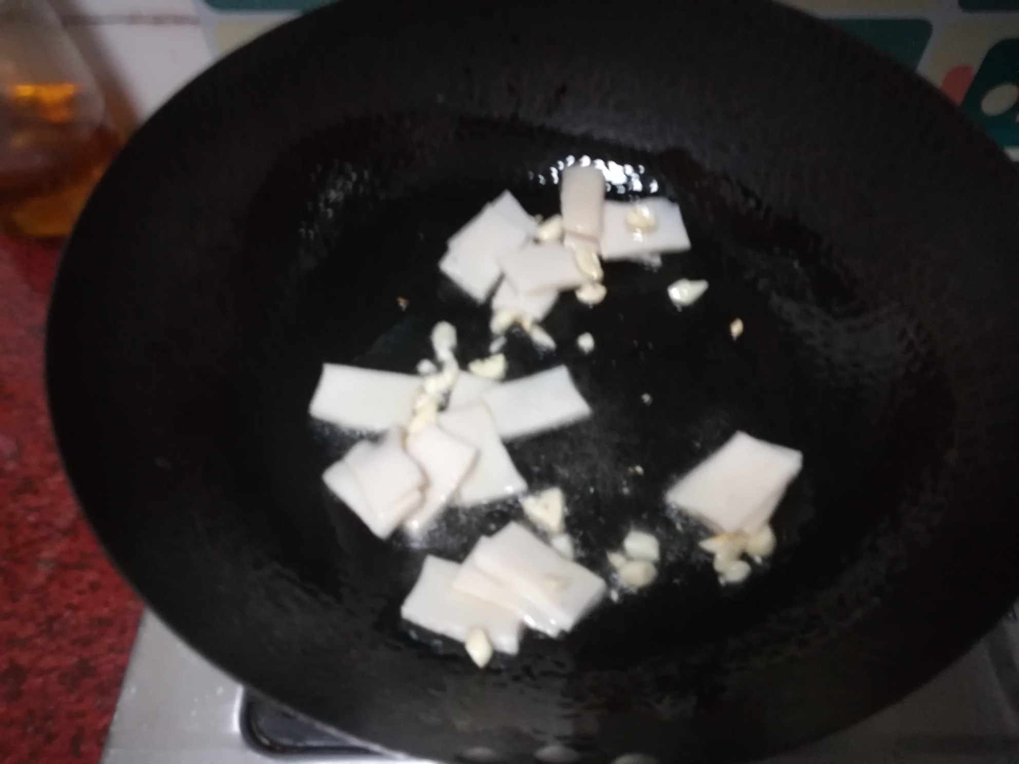 魚豆腐炒包菜的做法-家常味炒菜譜