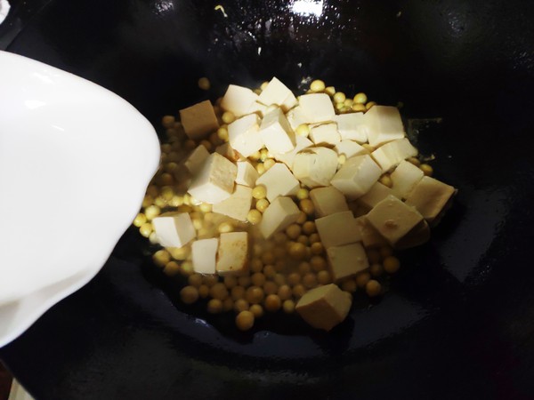 雞頭米燒豆腐的做法-家常味炒菜譜