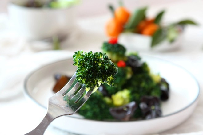 汗蒸西蘭花的做法-家常味拌菜譜