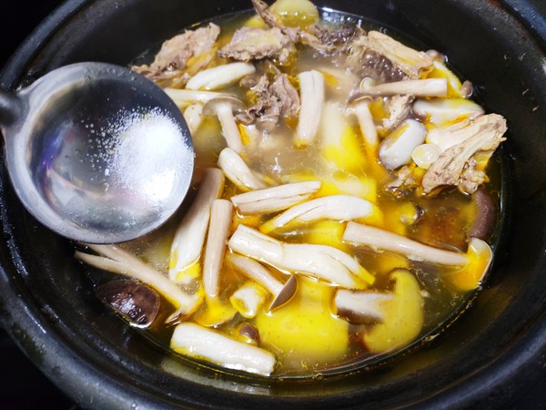 鹿茸菌山藥雞湯的做法-咸鮮味燉菜譜