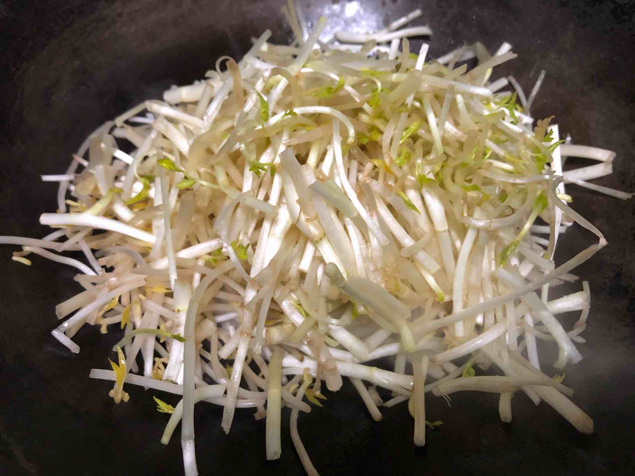 豆芽炒白芹的做法-家常味炒菜譜