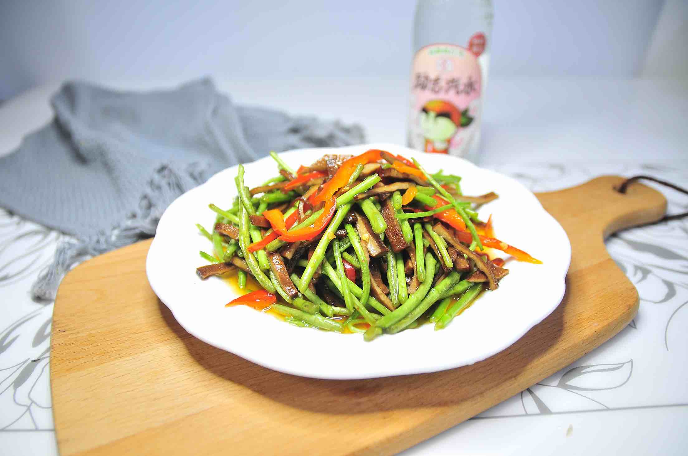 野蘆蒿炒香干的做法-家常味炒菜譜