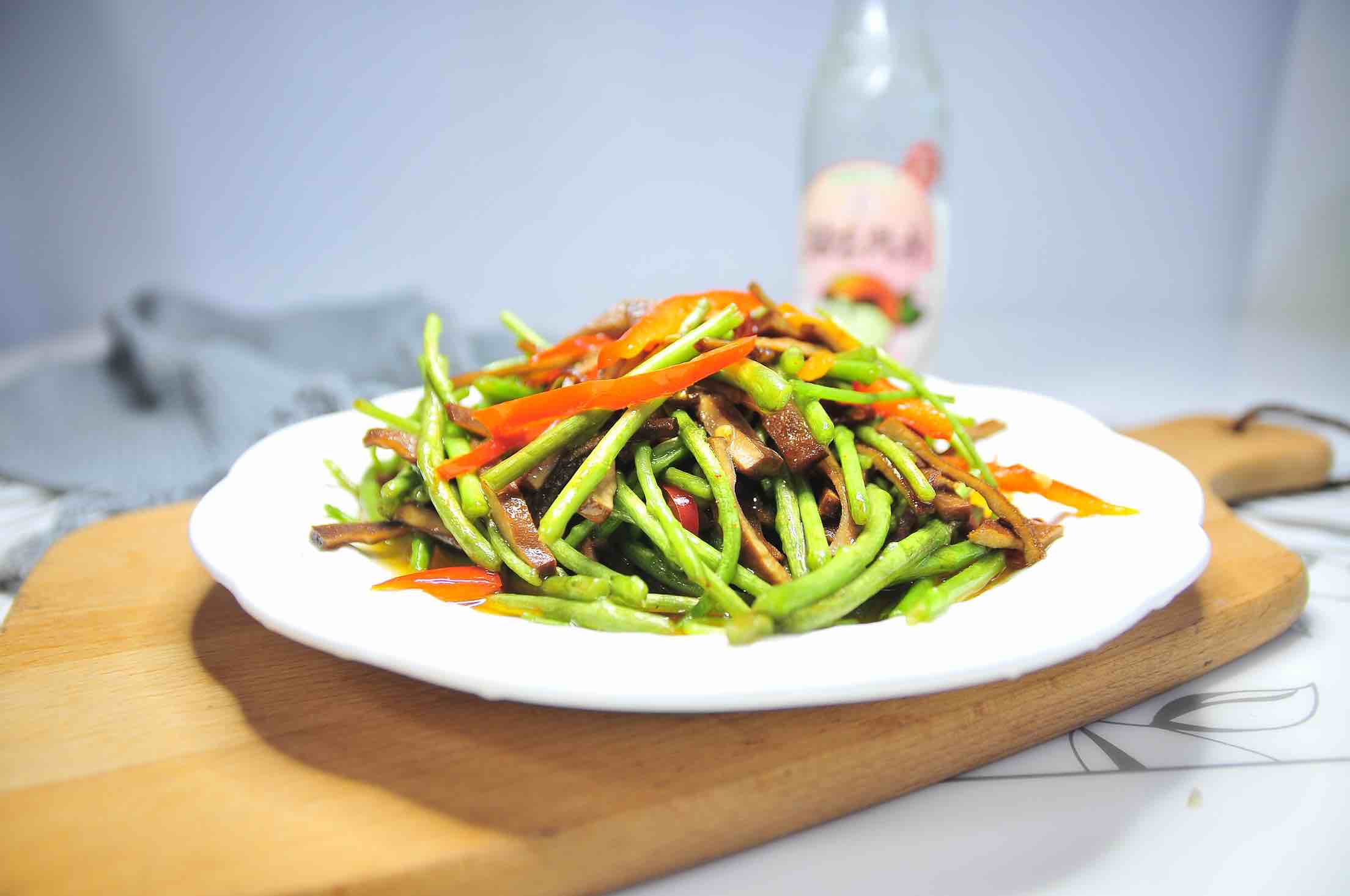 野蘆蒿炒香干的做法-家常味炒菜譜