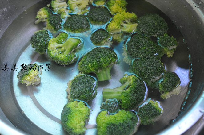 澆汁西藍花盞的做法-家常味蒸菜譜