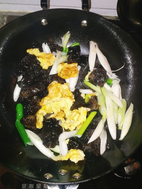 蔥香木耳雞蛋的做法-家常味炒菜譜-易網(wǎng)健康養(yǎng)生網(wǎng) 蔥香木耳雞蛋的做法-家常味炒菜譜