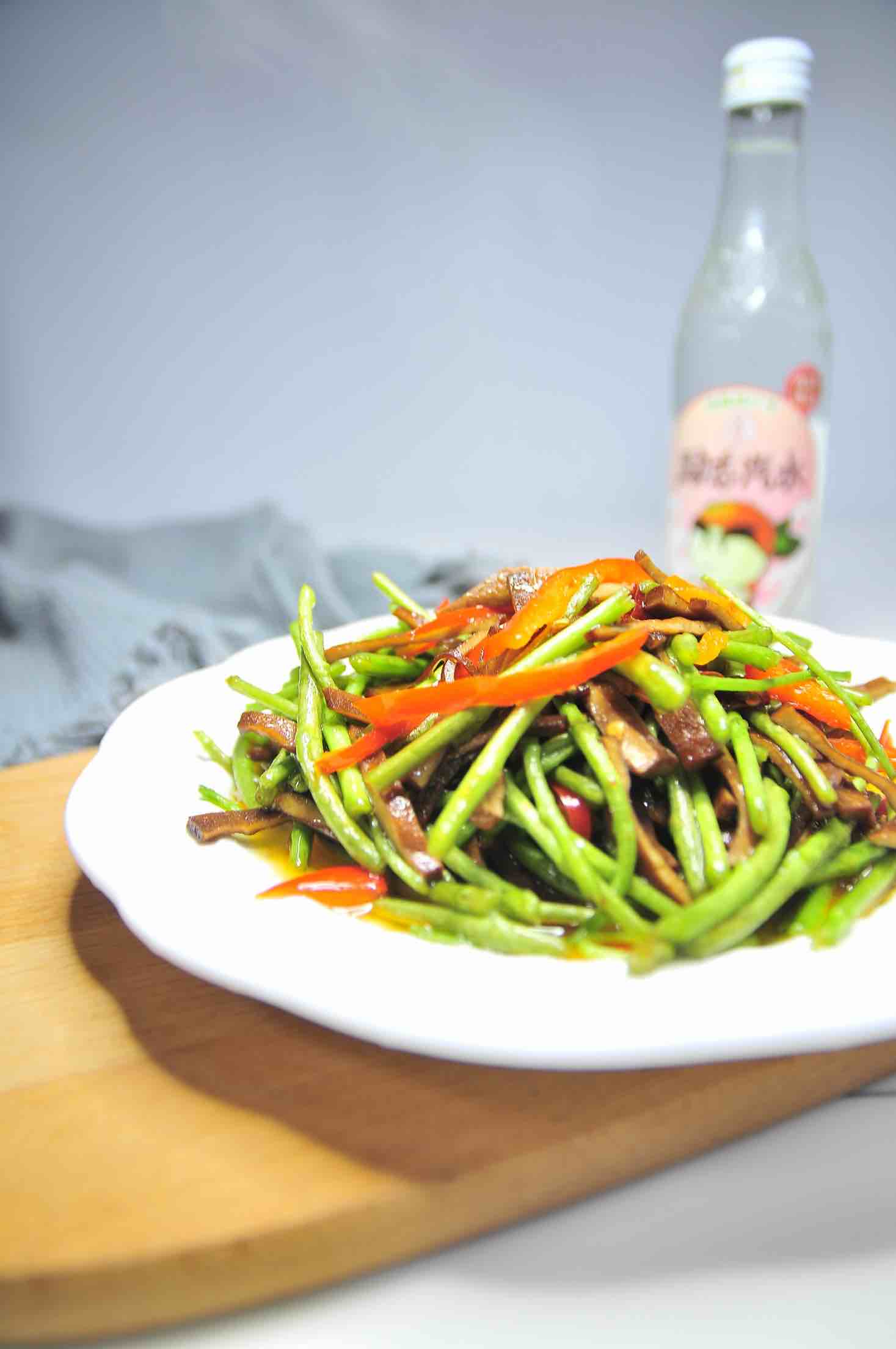 野蘆蒿炒香干的做法-家常味炒菜譜