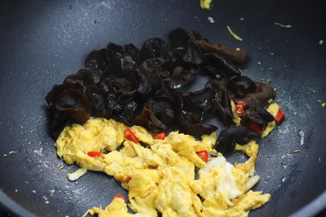 雞蛋木耳炒菠菜的做法-家常味炒菜譜-易網(wǎng)健康養(yǎng)生網(wǎng) 雞蛋木耳炒菠菜的做法-家常味炒菜譜