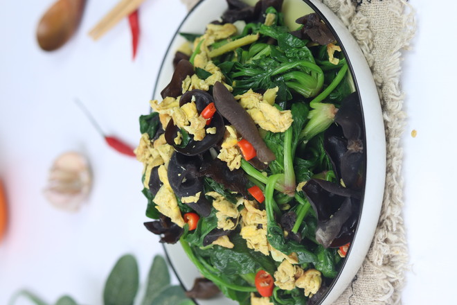雞蛋木耳炒菠菜的做法-家常味炒菜譜-易網(wǎng)健康養(yǎng)生網(wǎng) 雞蛋木耳炒菠菜的做法-家常味炒菜譜