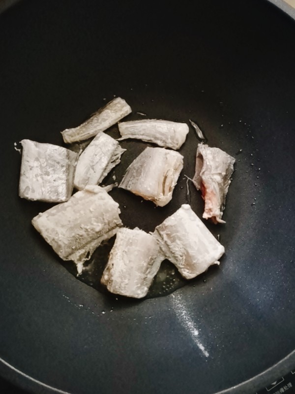 紅燒帶魚的做法-咸鮮味燒菜譜