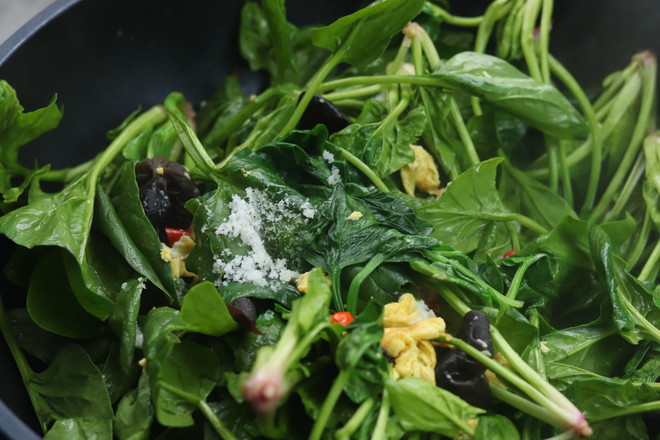 雞蛋木耳炒菠菜的做法-家常味炒菜譜-易網(wǎng)健康養(yǎng)生網(wǎng) 雞蛋木耳炒菠菜的做法-家常味炒菜譜