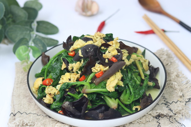 雞蛋木耳炒菠菜的做法-家常味炒菜譜-易網(wǎng)健康養(yǎng)生網(wǎng) 雞蛋木耳炒菠菜的做法-家常味炒菜譜