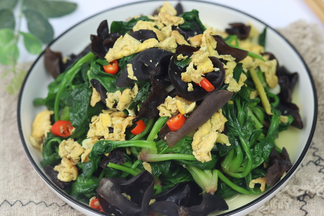 雞蛋木耳炒菠菜的做法-家常味炒菜譜-易網(wǎng)健康養(yǎng)生網(wǎng) 雞蛋木耳炒菠菜的做法-家常味炒菜譜